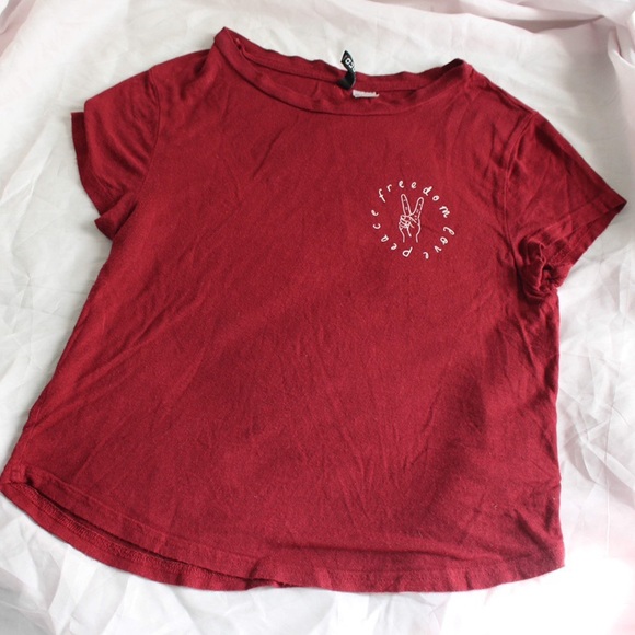 red peace and love graphic t-shirt - Picture 4 of 5